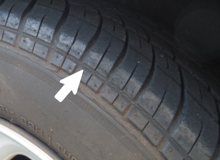 タイヤの溝が十分にある場合でも古いタイヤはゴムの劣化に要注意